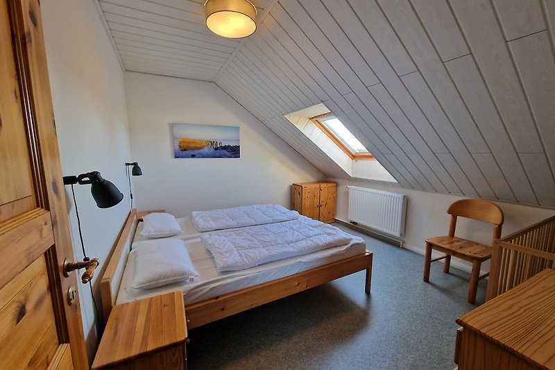 Schlafzimmer oben(2) mit Doppelbett (180x200cm)