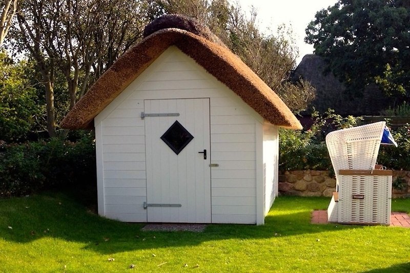 Reetdach-Gartenhütte direkt am Haus z. B. als "Garage" für Ihre Fahrräder