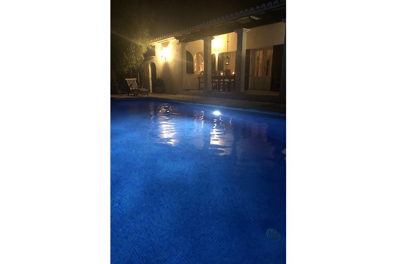 Pool und Porche bei Nacht