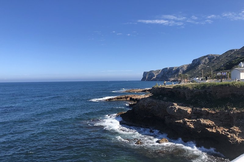 Beeindruckende Küstenlandschaft mit klippenartigen Felsen und türkisblauem Wasser