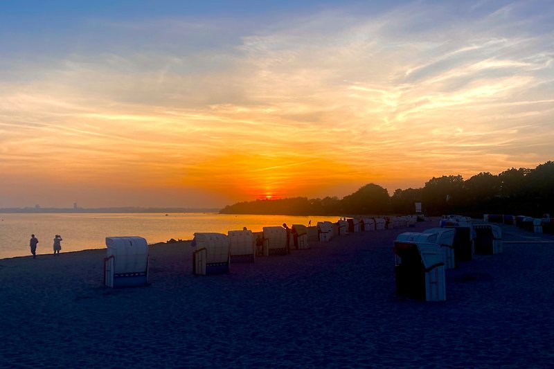 Sonnenuntergang am ruhigen Strand von Pelzerhaken.
