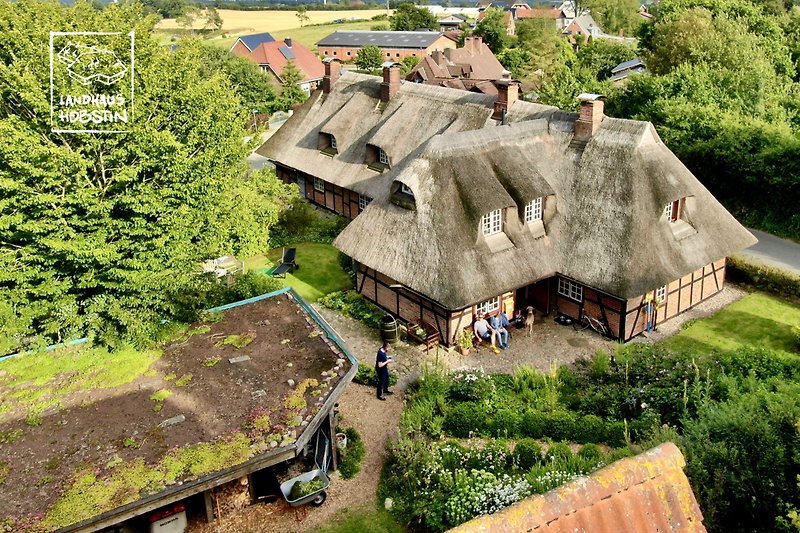 Das Landhaus Hobstin aus der Vogelperspektive mit dem romantischen Reetdach.