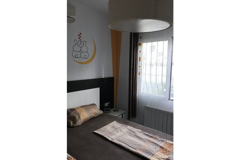 1. Schlafzimmer "LIEBRE" mit Wandschrank und Doppelbett mit Bettkasten und Kopfteil