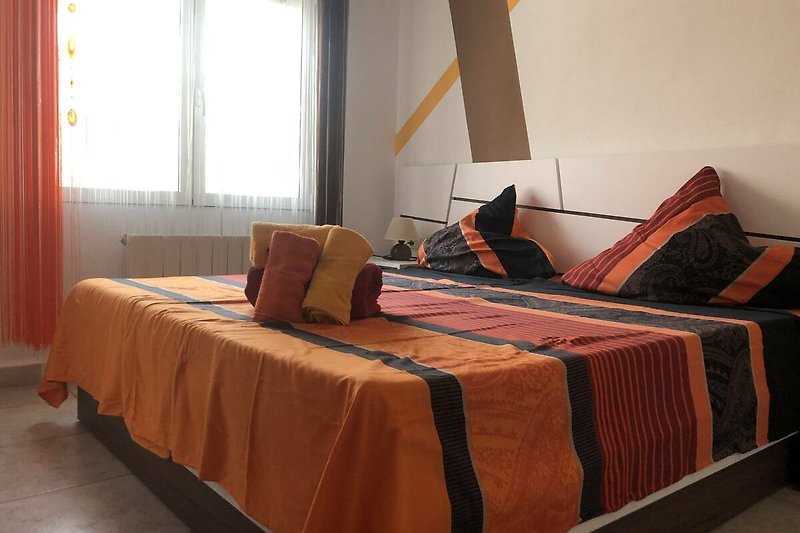 2. Schlafzimmer "LUNA" mit Wandschrank und Doppelbett mit Bettkasten und Kopfteil