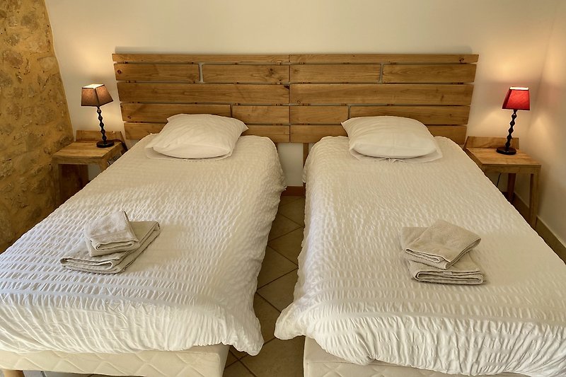 Schlafzimer mit 2 twin Betten oder 1 king-size Bett. Bettwäsche aus fein Baumwolle.