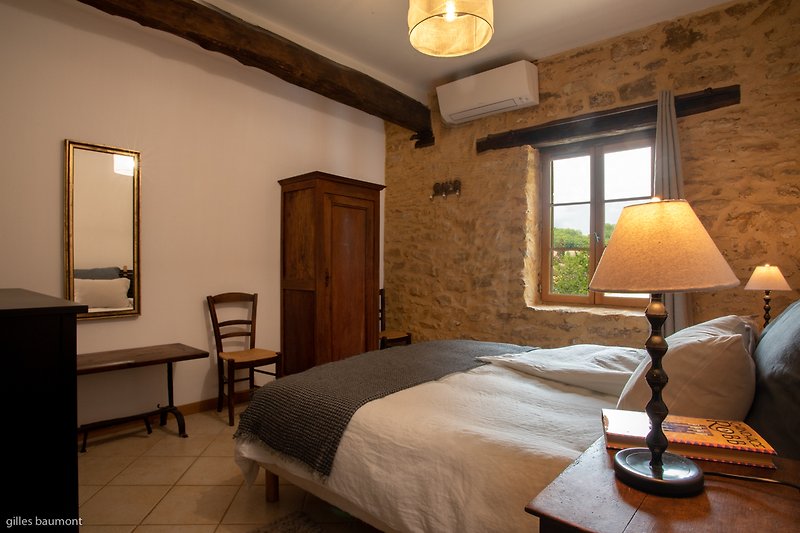 Stilvolles Schlafzimmer mit queen-size Bett und Bettwäsche aus Leinen von Normandie.