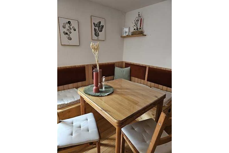 Gemütliche Küche mit Holztisch (ausziehbar) und Stühlen.