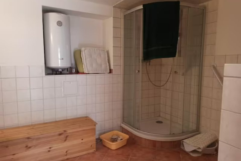 Badezimmer mit Dusche & Boiler für heißes Wasser.
