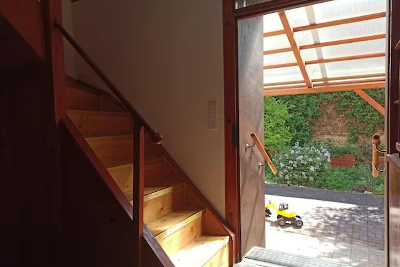 Holztreppe im Haus zum Schlafzimmer mit kleiner Bibliothek & zum großen Familienzimmer.