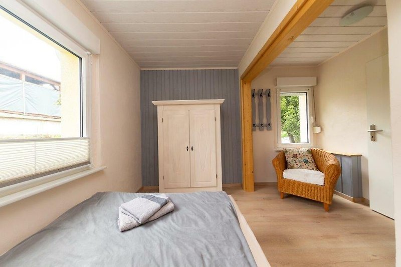 Gemütliches Schlafzimmer mit Doppelbett (140cm).