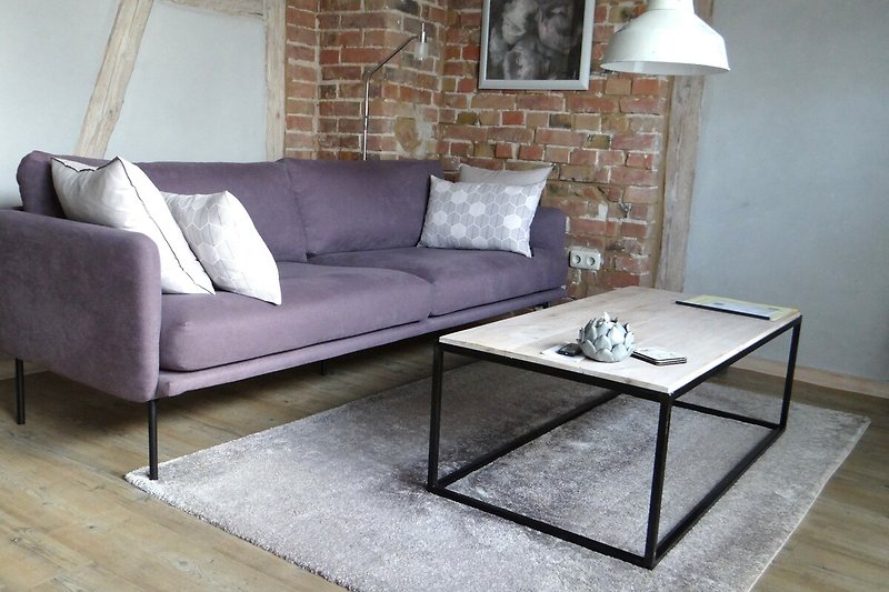 Wohnzimmer mit gemütlichem 3er Sofa