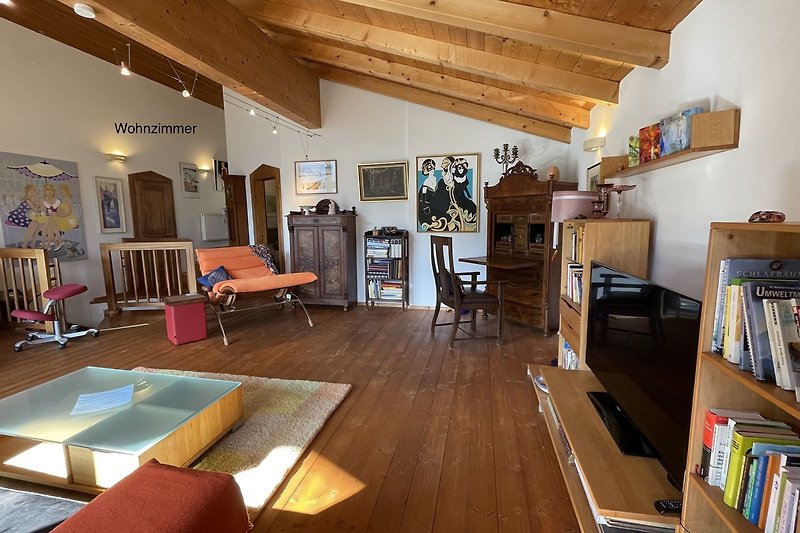 Ein stilvoll eingerichtetes Wohnzimmer mit Holzmöbeln und Kunst.