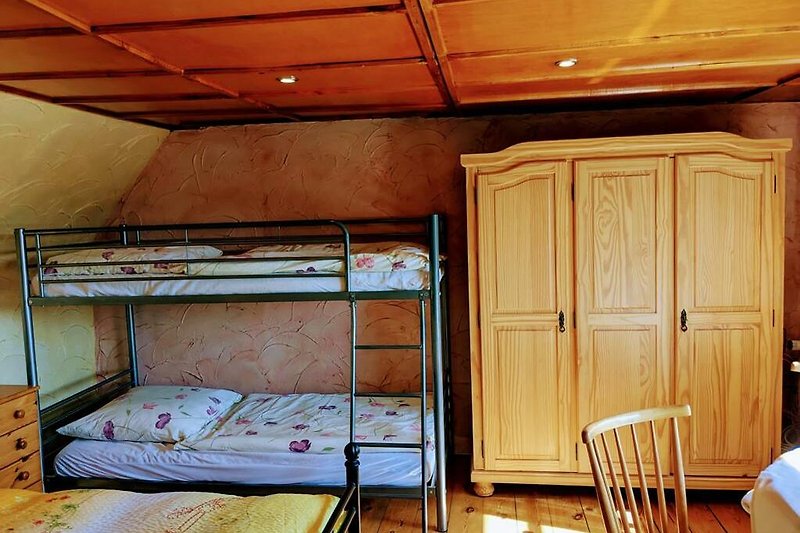 Schlafzimmer II mit Etagenbett und Holzmöbeln.