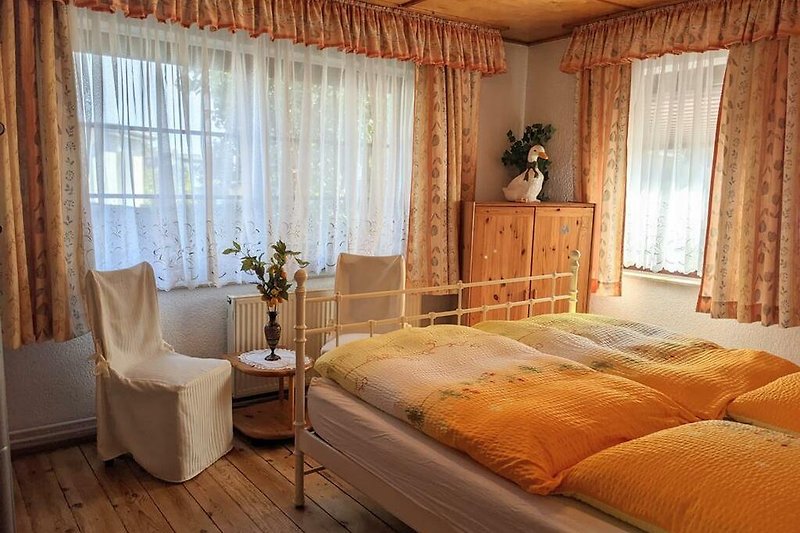 Helles Schlafzimmer I mit Holzmöbeln, Doppelbett und Etagenbett im Erdgeschoss