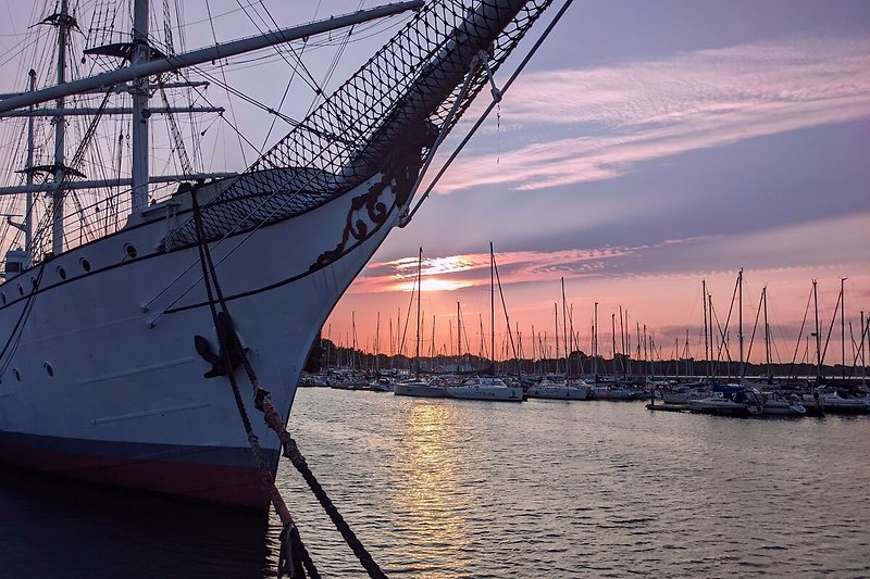"Unsere" Gorch Fock bei Sonnenuntergang am Hafen