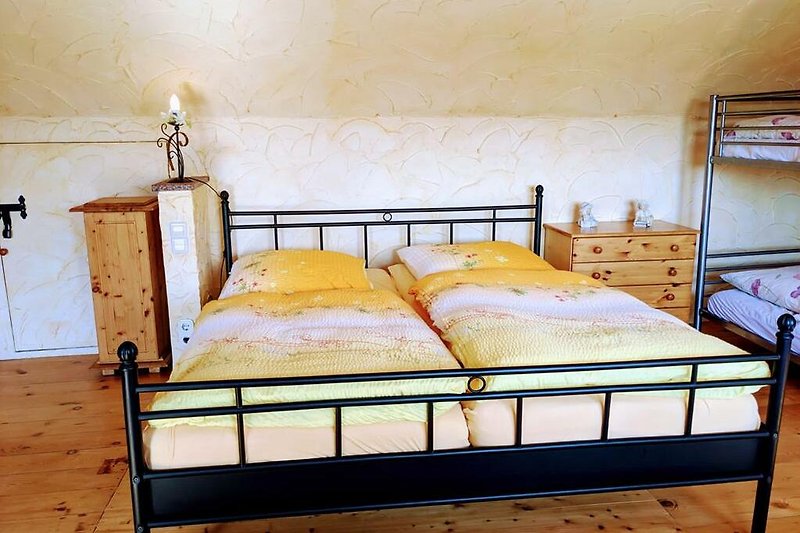 Schlafzimmer II: Bequemes Doppelbett