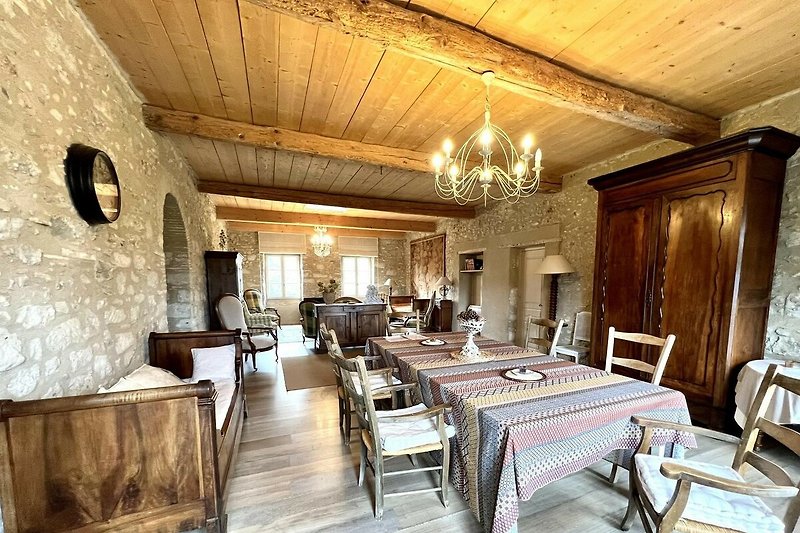 Une salle à manger élégante avec des meubles en bois et une décoration raffinée.