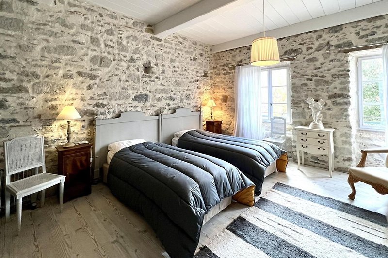 Une chambre avec un mobilier en bois et une décoration élégante.