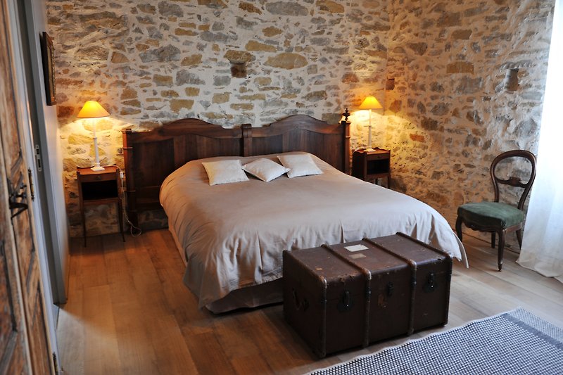 Une chambre élégante avec un lit en bois et une décoration chaleureuse.