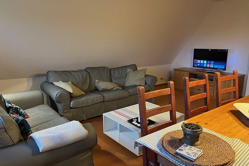 Gemütliches Wohnzimmer mit bequemen Möbeln und stilvollem Interieur. Perfekt zum Entspannen und Genießen.