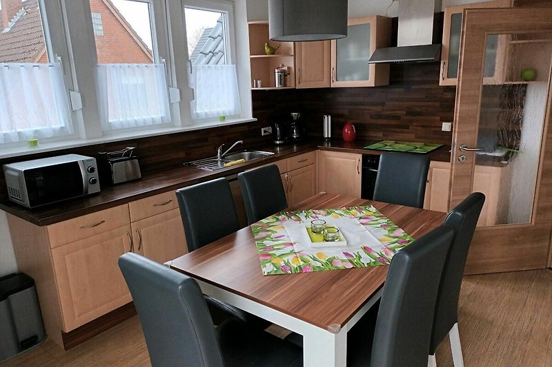 Moderne Küche mit stilvollen Möbeln, Holzboden und Fenster.