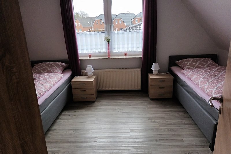 Stilvolles Schlafzimmer mit bequemem Bett und Fenster.