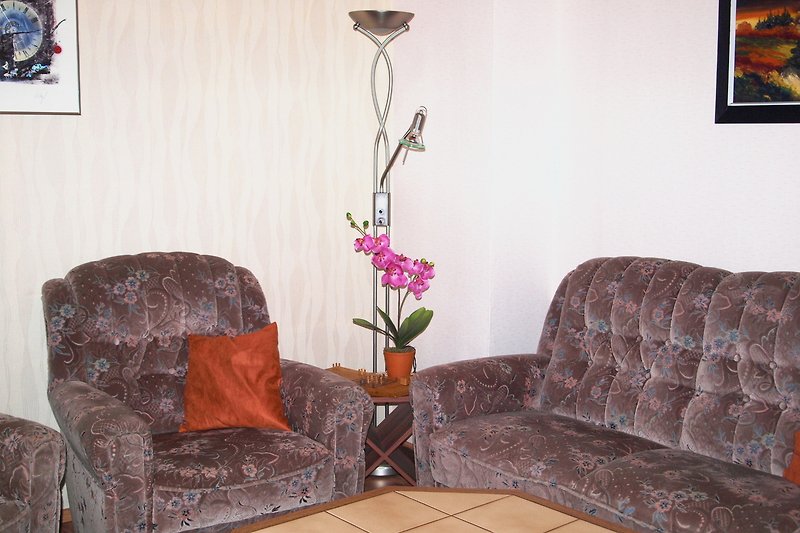 Gemütliches Wohnzimmer mit  Couch, 2 Sessel  und Tisch ( Holzmöbel )
