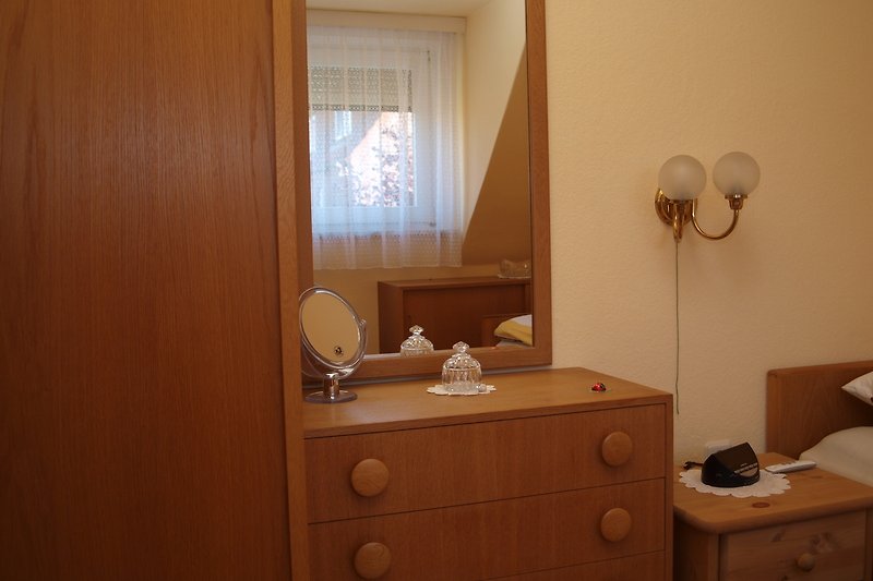 Schlafzimmer  mit Kleiderschrank,Spiegel und Kommode