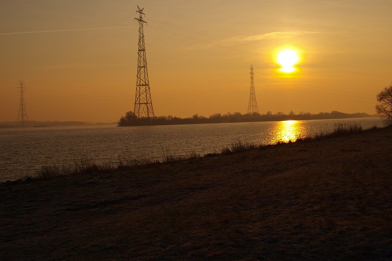Die Elbe, Sonnenaufgang , Perfekt für Naturliebhaber.