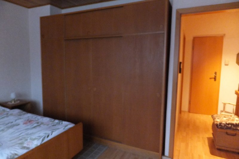 Schlafzimmer mit Kleiderschrank ( Schiebetüren )