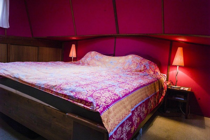 große Schlafkajüte mit 2x2m Bett,  2 Fenstern und einem Dachluk