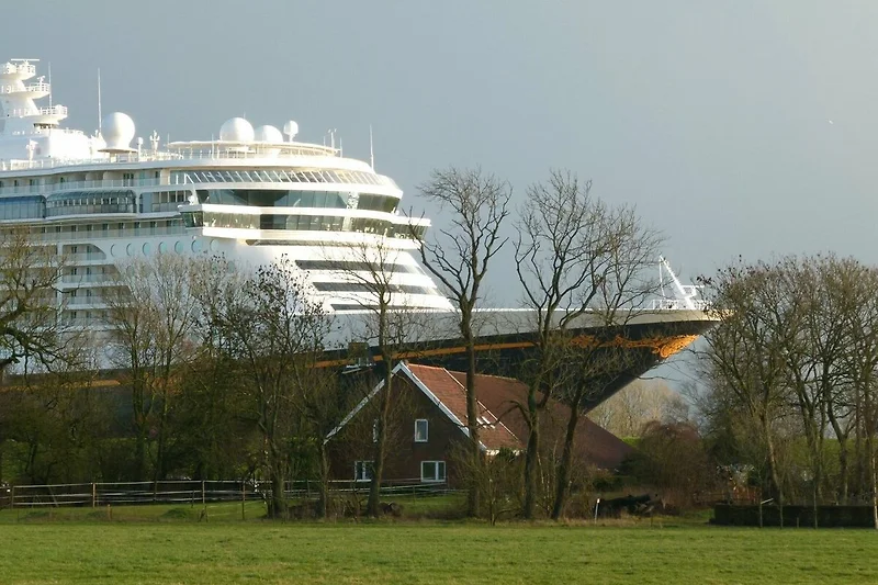 Ereplaats! Elk cruiseschip van de Meyer Werf moet hier langs!