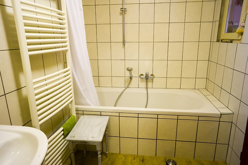 Schönes Badezimmer mit Badewanne, Dusche und Fliesen.