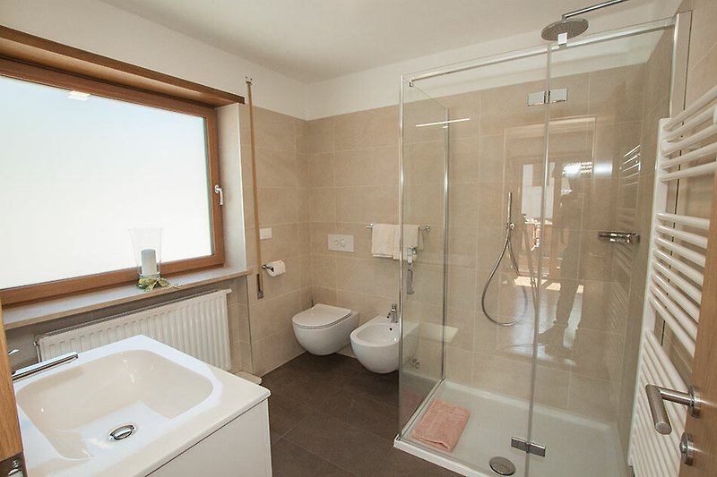 Moderne Badezimmerausstattung mit stilvollem Design.