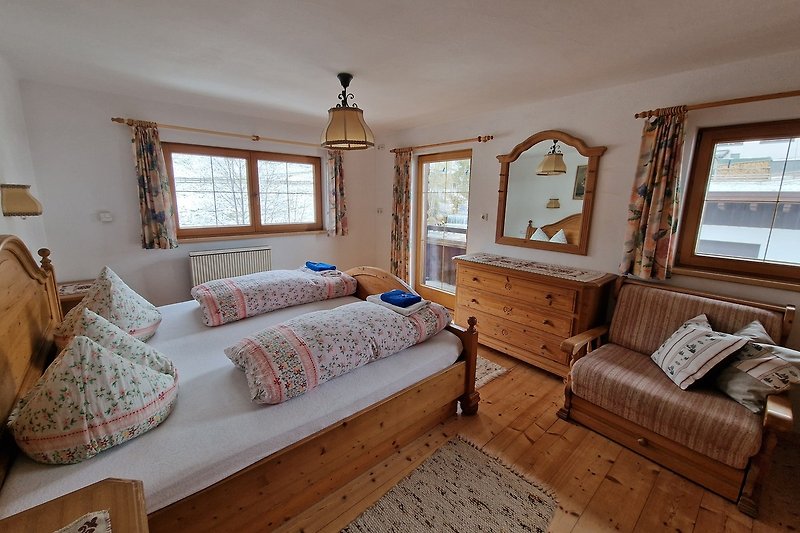 Gemütliches Schlafzimmer mit Holzmöbeln.