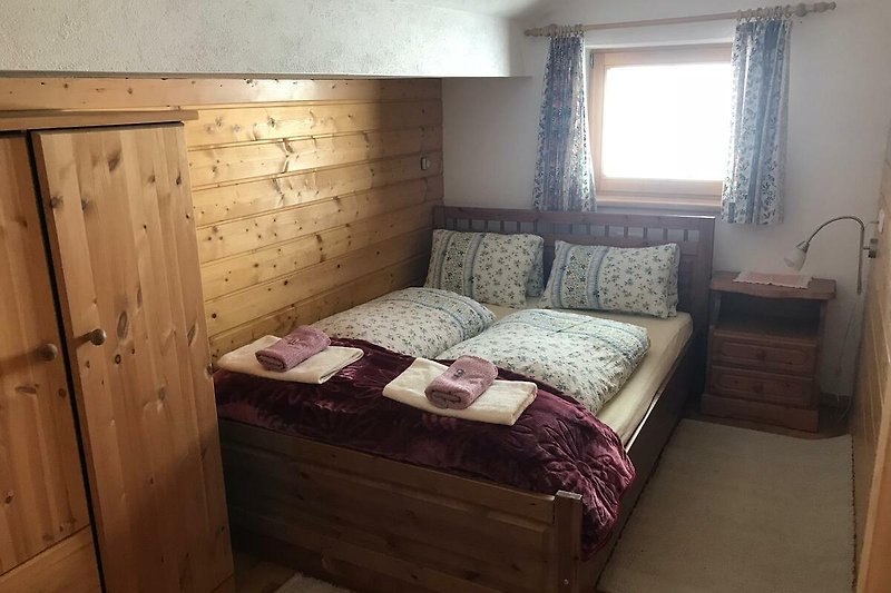 Gemütliches Schlafzimmer mit Holzmöbeln und Bett - obere Etage.