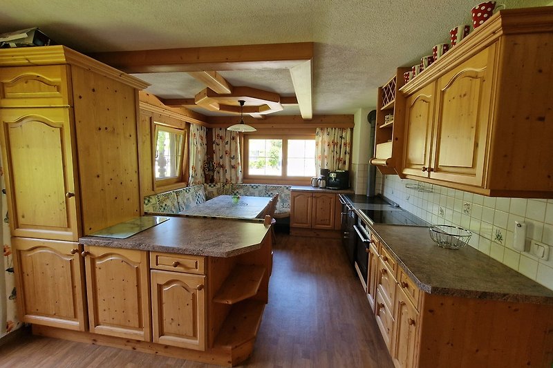 Gemütliche Küche mit Holzmöbeln, Arbeitsplatte und Spüle.