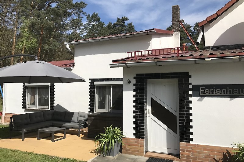 Ferienhaus mit schönem Garten und idyllischer Landschaft.