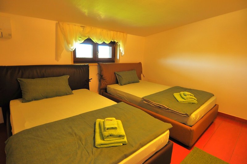 Einladendes Schlafzimmer mit gemütlichem Bett und stilvoller Beleuchtung.