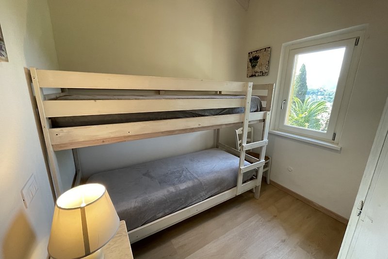 Gemütliches Schlafzimmer mit stilvollem Holzbett und modernem Design.