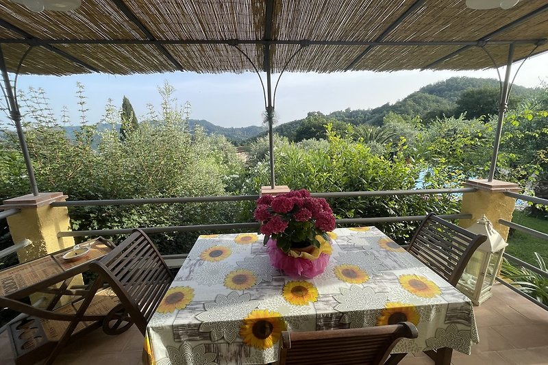 Gemütlicher Balkon mit blühenden Pflanzen und stilvollen Möbeln.