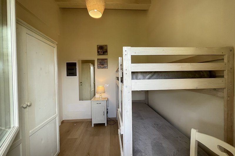 Gemütliches Schlafzimmer mit stilvollem Holzbett und gemütlicher Beleuchtung.