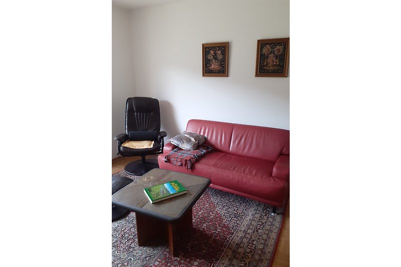 Ein stilvolles Wohnzimmer mit bequemer Couch und moderner Kunst.