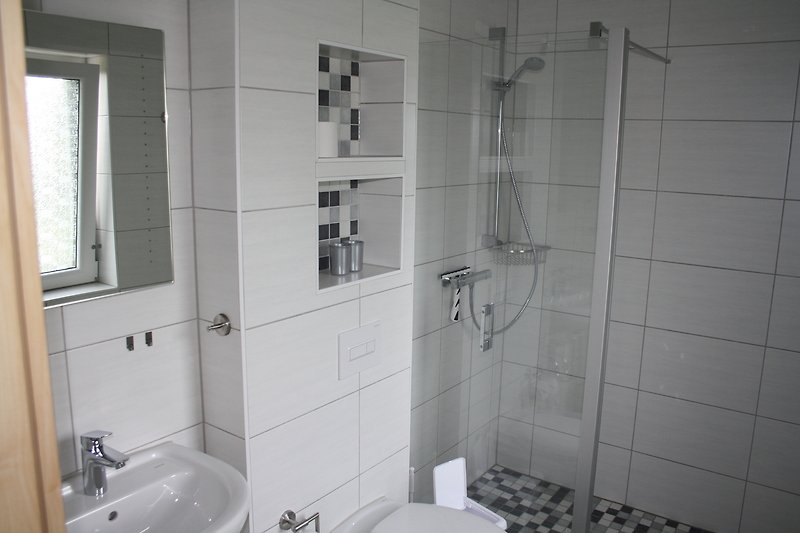 Modernes Badezimmer mit stilvollem Design, Spiegel und Waschbecken.