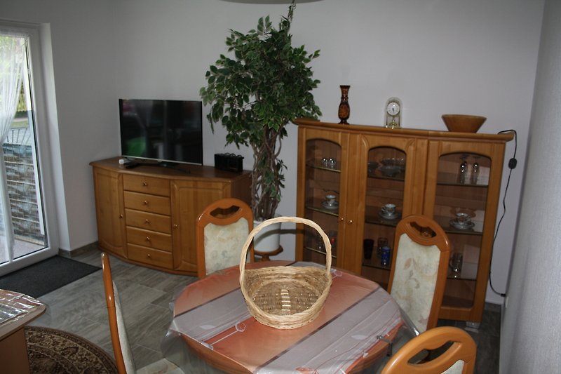 Gemütliches Wohnzimmer mit Holzmöbeln und TV
