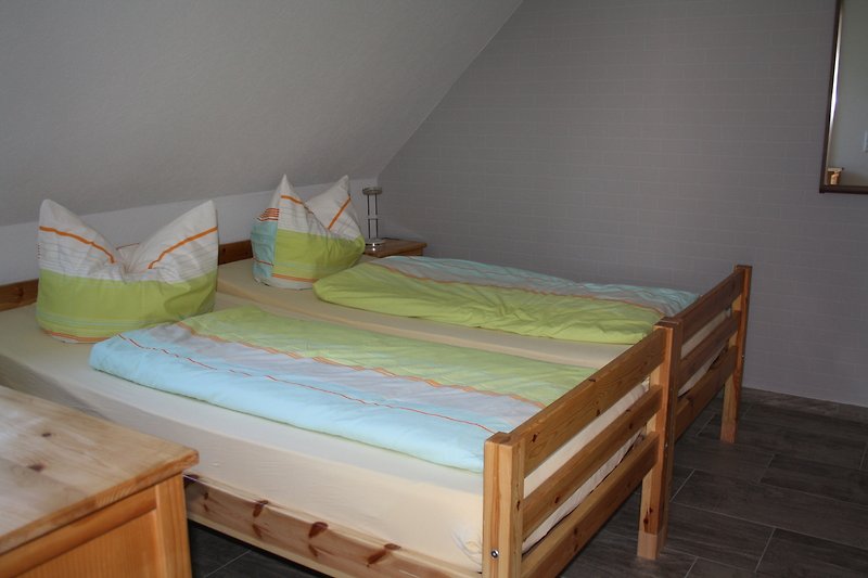 Gemütliches Schlafzimmer mit Doppelbett und Bettwäsche.