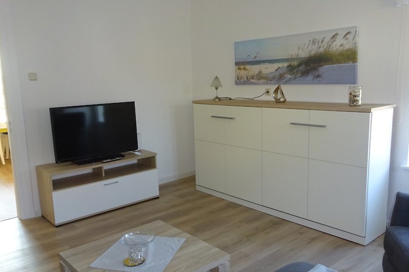 Holzinterieur mit Flachbildfernseher und Kunst in gemütlichem Wohnzimmer.