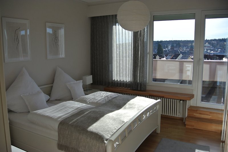 Gemütliches Schlafzimmer mit Ausblick über Freudenstadt