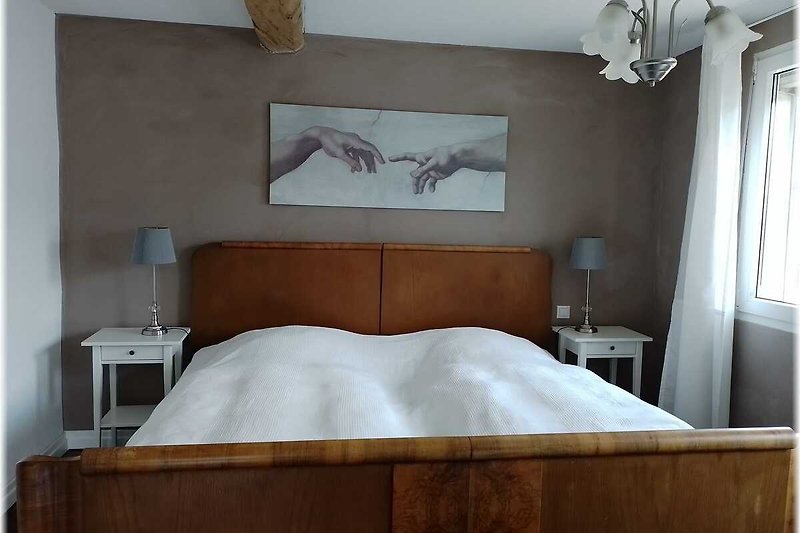 Gemütliches Schlafzimmer "Hilda" mit Holzmöbeln und gemütlichem Bett (2x100x200).