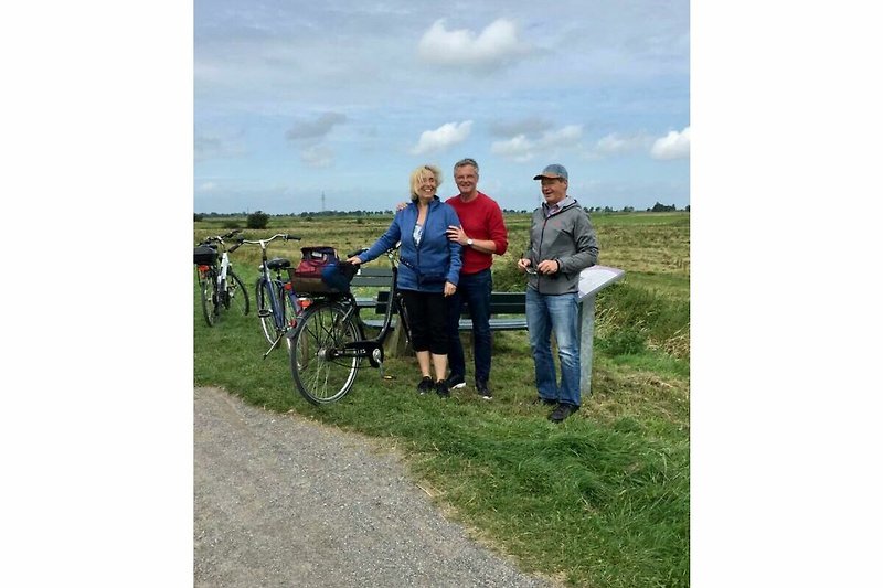 Eigentümer von Fründehuus mit Fahrrädern unterwegs